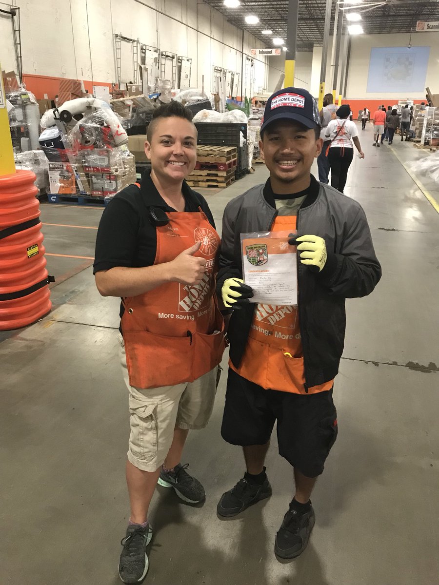 jenniferramey19's tweet photo. Lots of Homer Awards being handed out today to our amazing associates. These fine ladies and gentleman go above and beyond every day to make us great!  @HDRLC8615 @th8855 @ginamarie280 @Bgain1Bill @alvarezthd8615 #TakingCareofOurPeople https://t.co/TlCXcCurjL