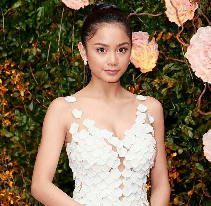 _Jamzy06_'s tweet photo. Sa ganitong ayos ni @ylona_garcia dami nagulantang kahit ako eh xD  biglang nagdalaga hahahahaha pasabog kung pasabog si ateng eh.... Bet ko rin ung glam team nya dito <3 si anthea ba ung nag-ayos sa knya dito???! 

#ABSCBNBallFanFave Ylona Garcia https://t.co/6hAd4tneeF