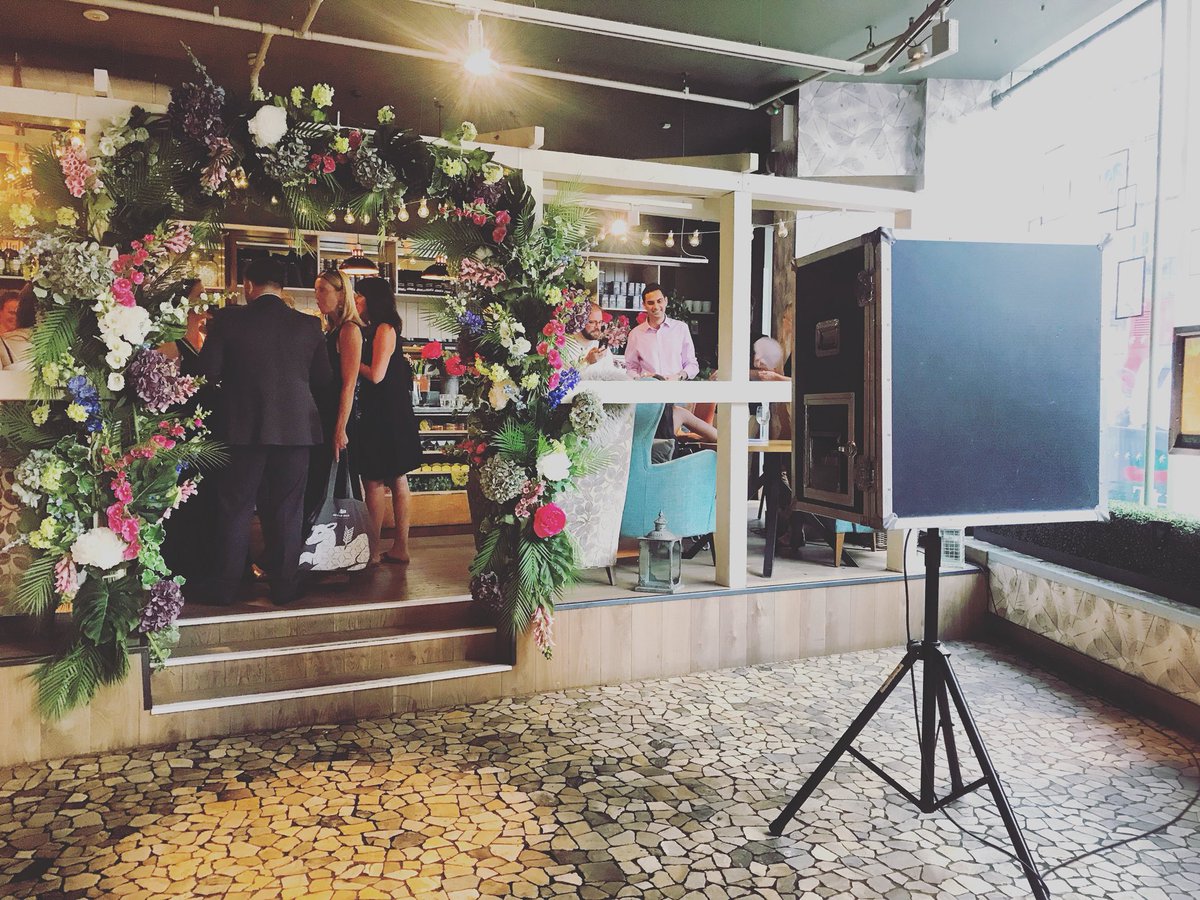 Our #vintagephotobooth rocking that floral arch at the <a href="/thefollybar/">The Folly</a> in #London #eventsprofs #photobooth