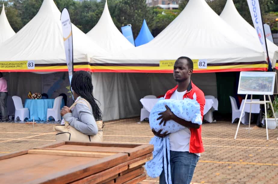 URAuganda's tweet photo. #TPAW2018 Pic of Day 1 

A young father has turned up at Kololo with his little one for the Taxpayers Appreciation Week, 2018. 

A patriotic taxpayer stops at nothing in the pursuit of Accountability for his/her funds. 

#MyTaxesWork https://t.co/tYYeW3N8Qc