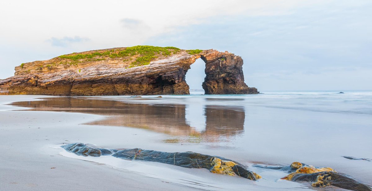 travolve's tweet photo. Rock Door

Next to the famous and many time captured  las Catedrales this magnificent rock formation is showing its beauty. I am very curious why and how the nature forces carved that whole into the rock. 

#Galicia #playalascatedrales #rocks #nature #photography https://t.co/gWe9qAi5JL