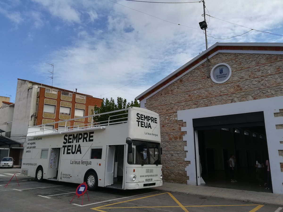 GVAeducacio's tweet photo. 🚌👅 A Ondara, el 'bus de la llengua' continua el seu itinerari per a construir ponts entre les comarques valencianes
#DEL2018 #ELD2018 #EuropeanDayofLanguages https://t.co/y19WTgYc7e