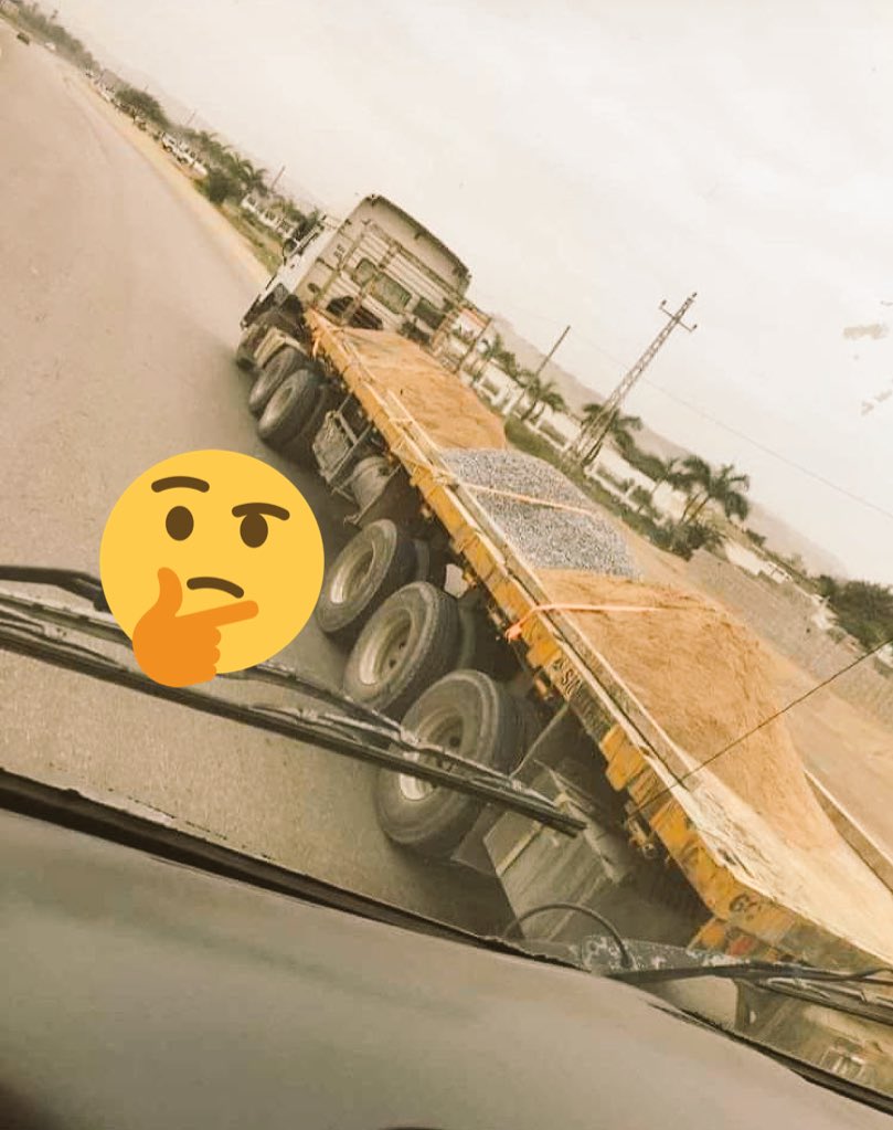 TheBrysonBlue's tweet photo. Load secured.
#CargoFail #truckingfail #notsafe #SafetyFirst https://t.co/97pODiiqDZ