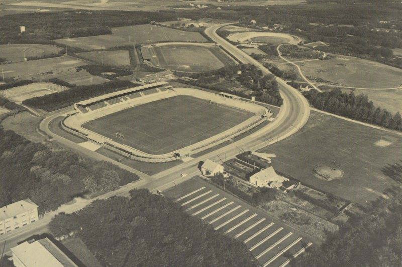 EfbNostalgi's tweet photo. 📸1955 - Esbjerg Stadion blev indviet.
Den nye tribune stod klar og EfB vandt stort over Gøteborg Kammeraterne i åbningskampen. Stadionet har siden 1926 lagt, hvor Blue Water Arena også ligger i dag. 
#sldk #EfB #Tribune #Stadion https://t.co/x8CTPUo8lJ
