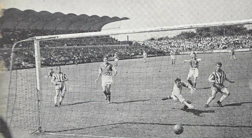 EfbNostalgi's tweet photo. 📸1955 - Esbjerg Stadion blev indviet.
Den nye tribune stod klar og EfB vandt stort over Gøteborg Kammeraterne i åbningskampen. Stadionet har siden 1926 lagt, hvor Blue Water Arena også ligger i dag. 
#sldk #EfB #Tribune #Stadion https://t.co/x8CTPUo8lJ