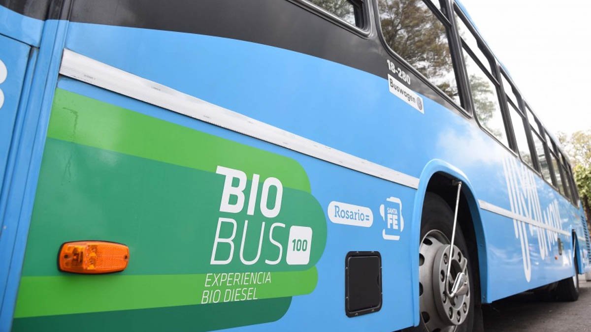 MuniRosario's tweet image. ♻🚍 Desde el mes de julio, 2 unidades del transporte público utilizan #biocombustible al 100% y desde el próximo finde 120 colectivos lo harán con un corte del 25%. Conocé + info en este link &amp;gt;&amp;gt; bit.ly/2Ih3rhp #BioBus @MoviRosario