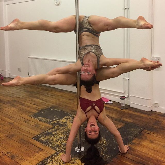 polejunkieUK's tweet photo. @xtiny_gx and @zeairizo cutting shapes pole dancer style 🙌🏼
・・・
@zeairizo preserving my modesty with her head 🌸 
Cutting shapes @pole_physique inspired by @inna_pole_dance and @anitkalu .
.
.
#polephysique #scottishpoledancers #poletrick #poledan… https://t.co/HTQyZt9tb2 https://t.co/ZAMsCoWdyy