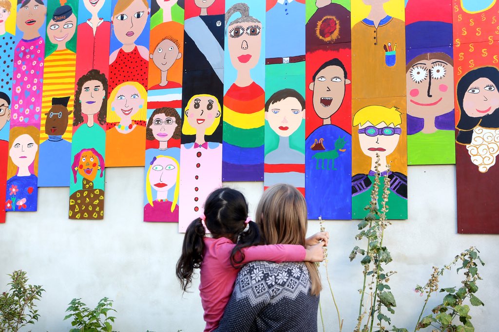 michelelutzh's tweet photo. Ce matin j’ai eu le plaisir d’inaugurer le nouvel espace @HumanSafetyNet @generalifrance ainsi que la magnifique fresque réalisée par des enfants à la #MaisonDes Familles de #Mulhouse avec @alaincouchot, et de nombreux enfants, les citoyens de demain. https://t.co/l3Uq4b0yd4