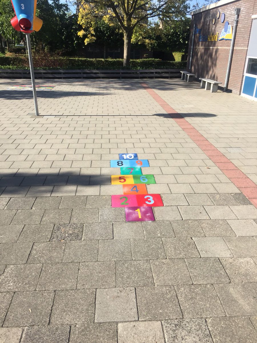 vrienDD's tweet image. Klein maar fijn; Een hinkelbaan en Twister aangebracht in Waardenburg. #deRolfGroep #vrienDD #HoplaHolland