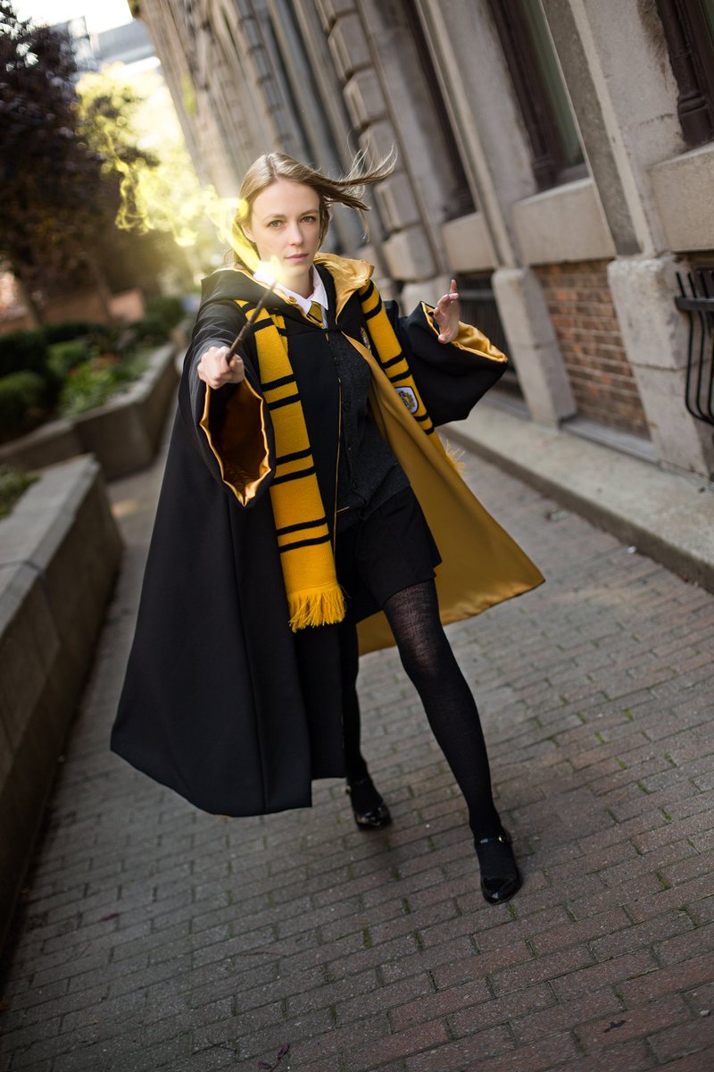 SheyaChan's tweet photo. ⚡💫 #COSPLAY 💫⚡

Character: Hufflepuff student
From: Harry Potter

✂️ Selfmade cape
Cardigan from @lochavenint

📸 JPLM-Cosplay.Photographie

#Hufflepuff #HufflepuffStudent #Hogwarts #HarryPotter #HarryPotterCosplay #Wizard #HogwartsStudent #MagicWand #Dementor https://t.co/Jy5vsiAOaD