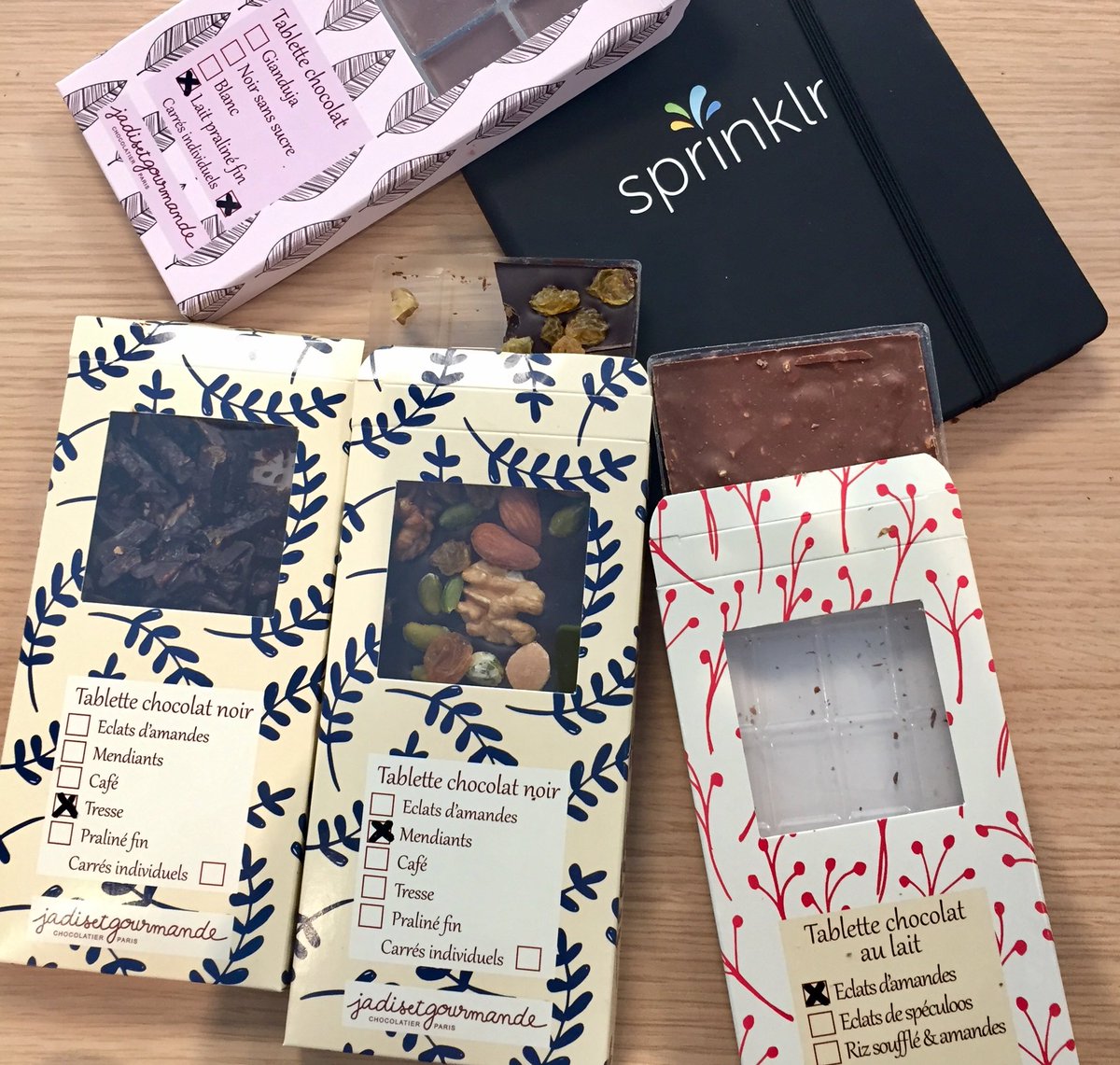 ArnaudTamisier's tweet photo. #pausechocolat chez @SprinklrFrance, on se régale 🍫🍫🍫. Merci @ChocolatierJG pour ce colis 📦 chocolaté ! cc @GamainR @VirginieMelis https://t.co/yWdUGDFhB5