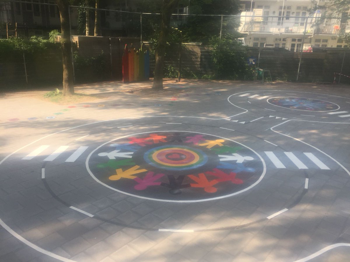 vrienDD's tweet image. Prachtige plein versieringen aangebracht in Amsterdam. #deRolfGroep #vrienDD #HoplaHolland #deRivieren #Amos