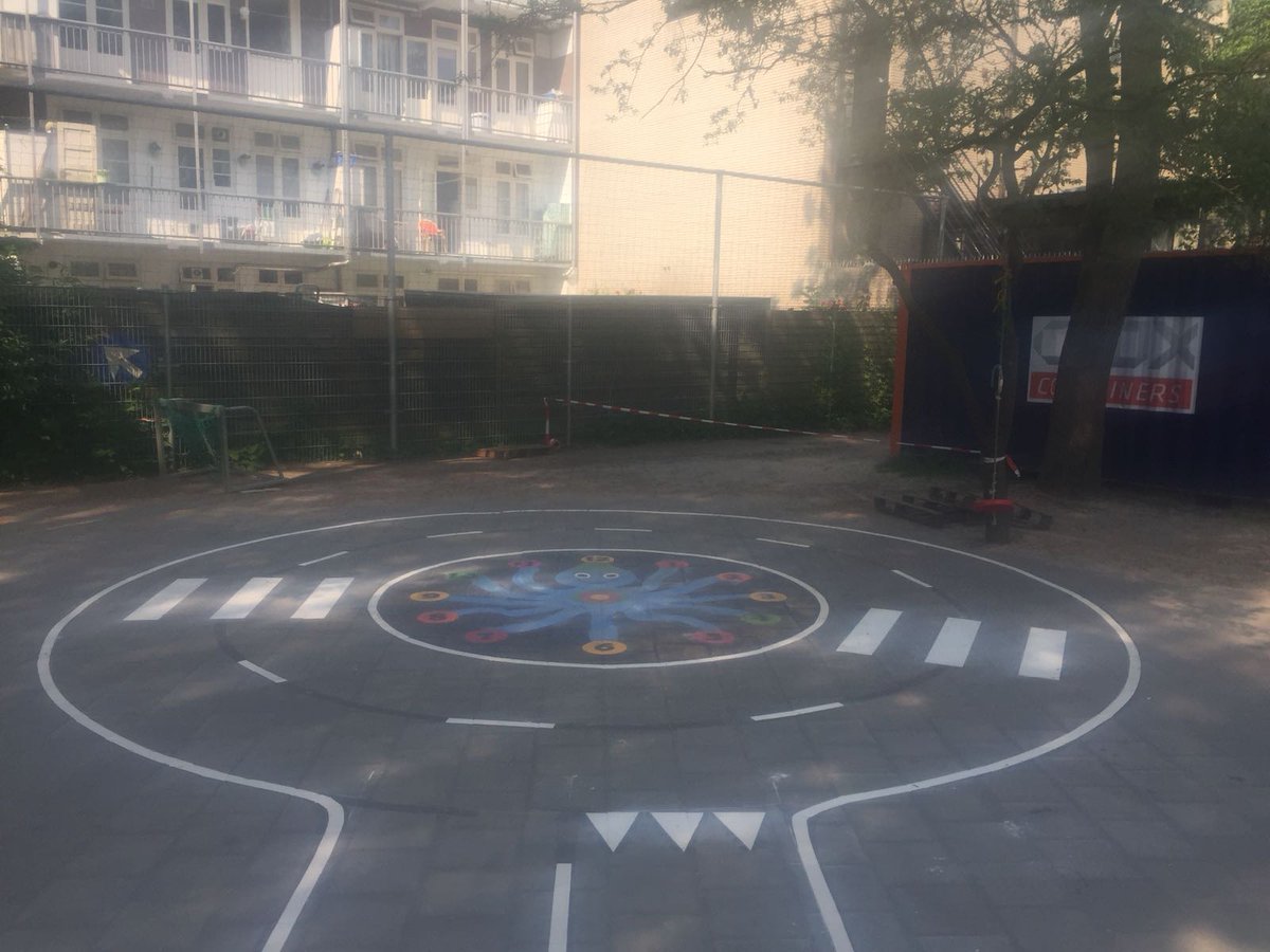 vrienDD's tweet image. Prachtige plein versieringen aangebracht in Amsterdam. #deRolfGroep #vrienDD #HoplaHolland #deRivieren #Amos