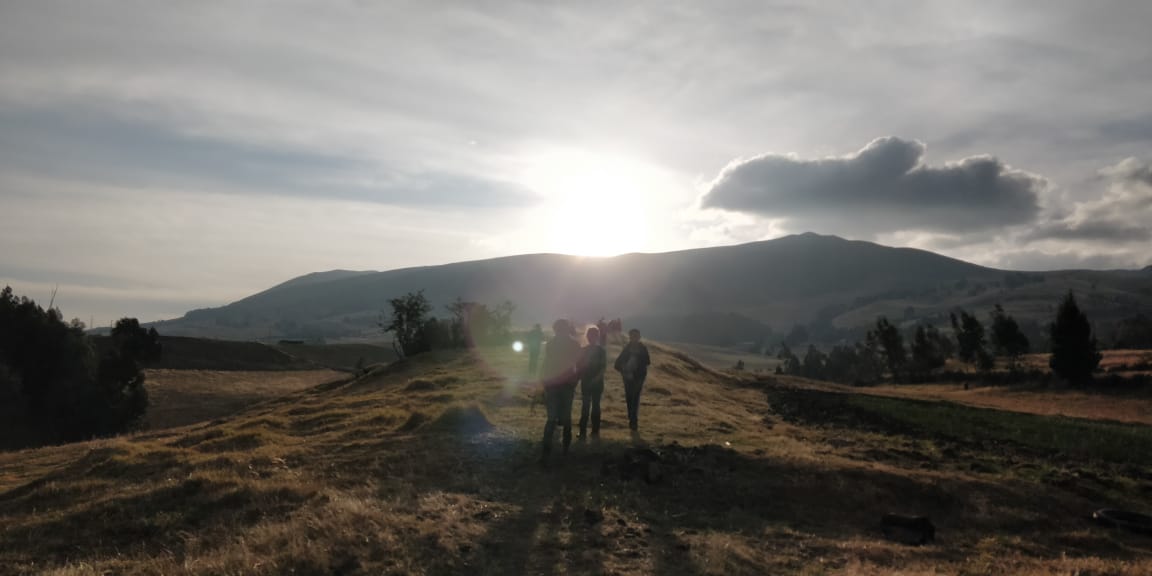 CampEcuador's tweet photo. The beauty of nature, the shape of the clouds the tones of the lights, the color of the grass can be appreciated in this walk. #TeamGrade6th enjoying nature at its best! #DoSomenthingAmazing #CampsEffect @CampsInt https://t.co/unwv4kAFSM