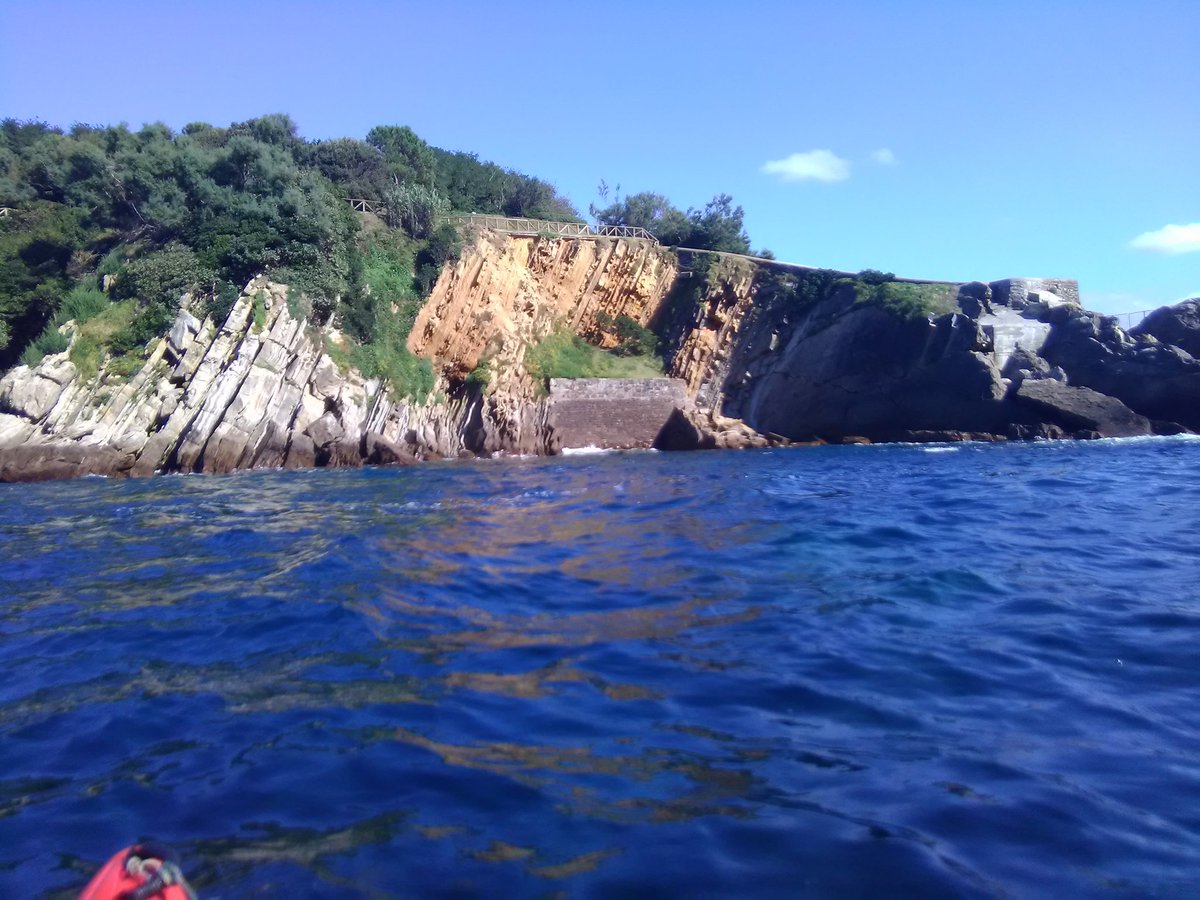 hoberena's tweet photo. @AEMET_PaisVasco en la isla Santa Clara #Donostia , en su costa oeste, la parte amarilla es una roca de arenisca facilmente soluble y meteorización intercalada en el #flish amenaza la solidez del conjunto geológico #geology https://t.co/xpg7uxEFFA
