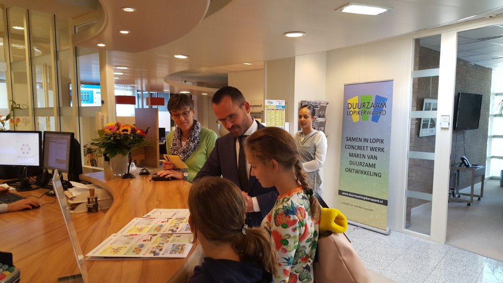 DeNieuweWiel's tweet photo. Onze eerste klant was burgemeester Laurens de Graaf! 😄 Deze week ziet u onze leerlingen bij u aan de deur voor de Kinderpostzegelactie. @kinderpost https://t.co/gHpJIxXv2r