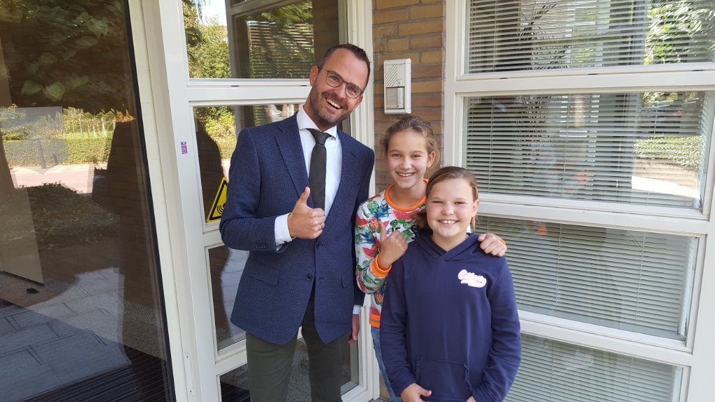 DeNieuweWiel's tweet photo. Onze eerste klant was burgemeester Laurens de Graaf! 😄 Deze week ziet u onze leerlingen bij u aan de deur voor de Kinderpostzegelactie. @kinderpost https://t.co/gHpJIxXv2r