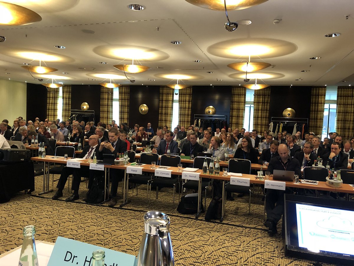 StefanOecking's tweet photo. #abaFVMS #neueTafeln #RT2018G
Das Auditorium folgt gespannt den Erläuterungen der neuesten Tafeländerungen👍 https://t.co/y3Nq1KkPaX