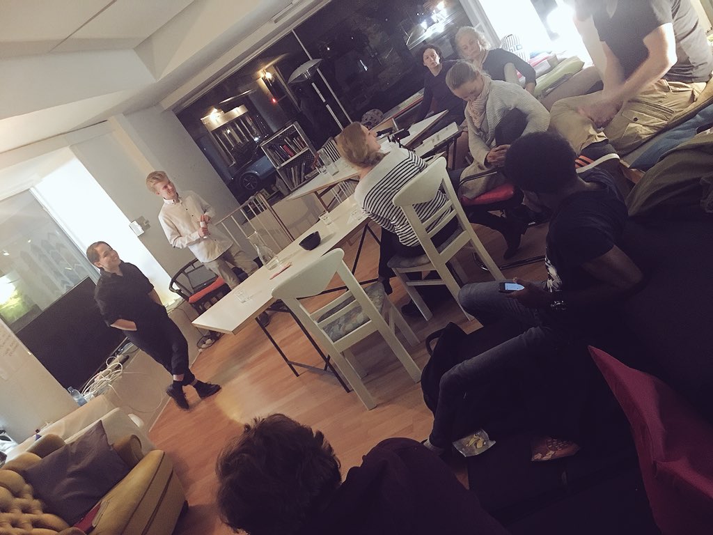 BonnLAB's tweet photo. Gestern Abend beim @KAINGAcommunity #Kinput „Digital Storytelling“:
Es war für uns alle ein sehr bereichernder, lehrreicher Abend! Danke @AnikaSchae & Sören von @stories_wl für diese tolle Einführung in die richtigen Tools & das Weitergeben von Tipps & Tricks.
#KAINGA https://t.co/gncVrWP8Fl