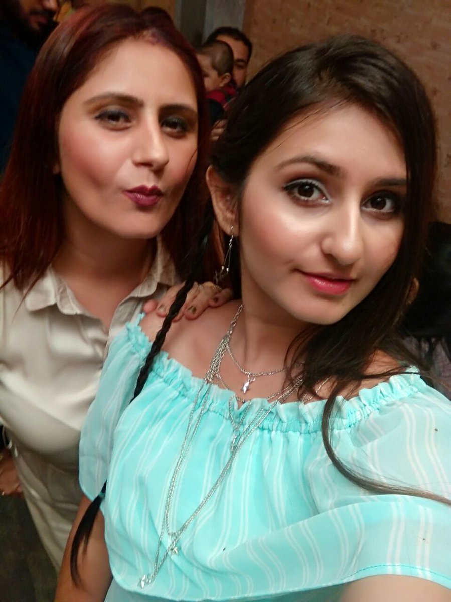 falgunibhalla's tweet photo. @MaybellineIndia Me and my mother swear by the @MaybellineIndia Master Flush Creator Blush in the shade 02 KISSBITE. It as absolute pick for pigmented blush 😍😍😍😍 Definitely one of my #WednesdayLookMood https://t.co/X6hQt4kLpm
