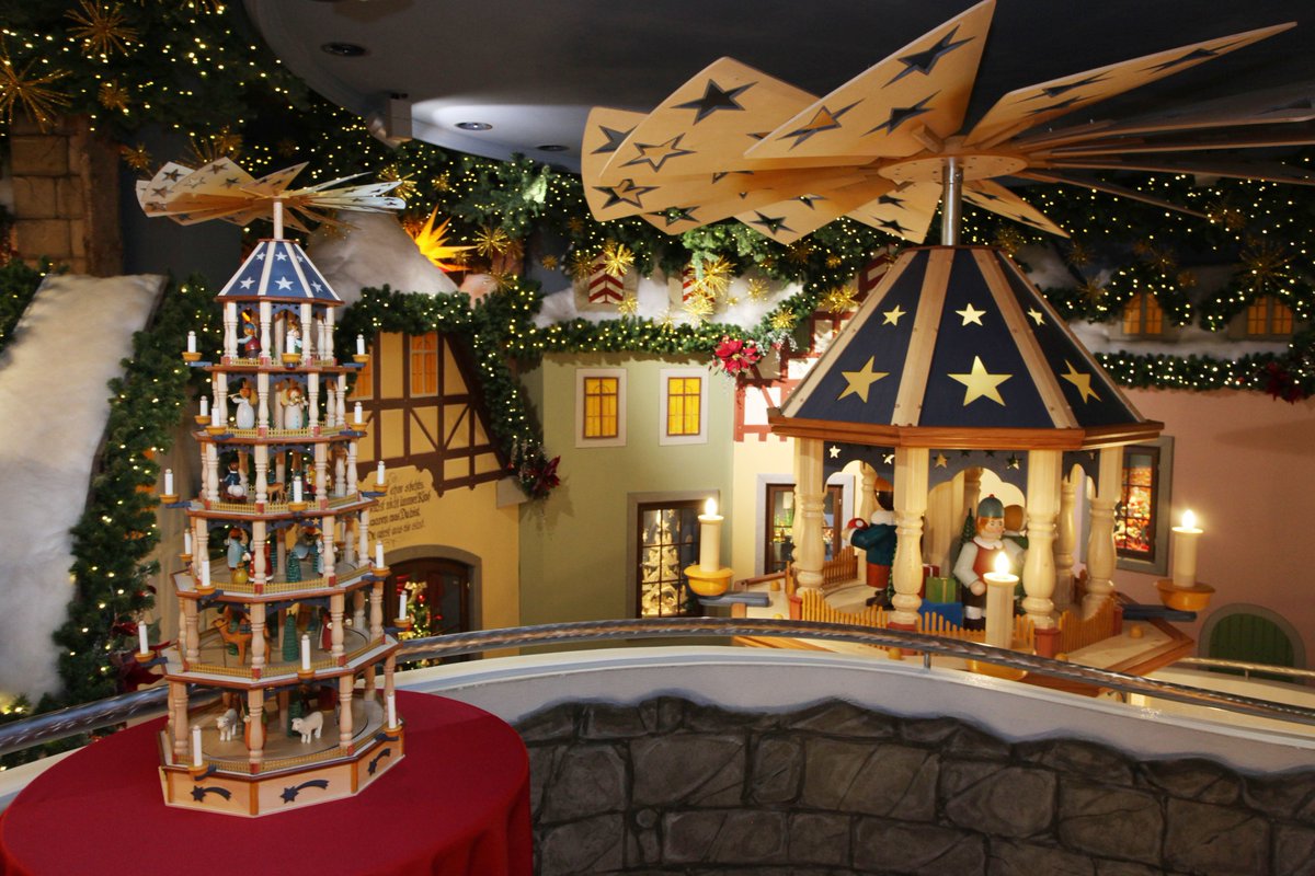 Publiplikator's tweet photo. Die Bilder der Pressekonferenz für Käthe Wohlfahrt. Deutschlands größte Indoor-Weihnachtspyramide kann im Käthe Wohlfahrt Geschäft am Kudamm bewundert werden. (Fotos: Buddy Bartelsen) https://t.co/ipn4s1QlJc