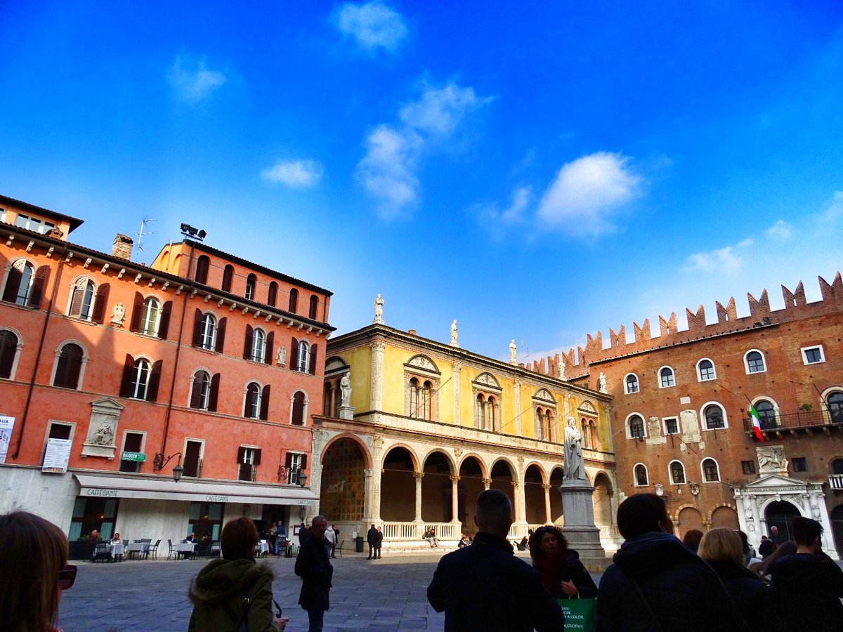 IvanaTurkovi1's tweet photo. Remembering #Verona 🌹🌹🌹

----> https://t.co/MZXX38UTPm

#photography #Italy #TravelTuesday #travelphotography #traveling #europe #travelbloggers #travelblog #bloggers #street #architecture #streetphotography https://t.co/OcDDmriQt0