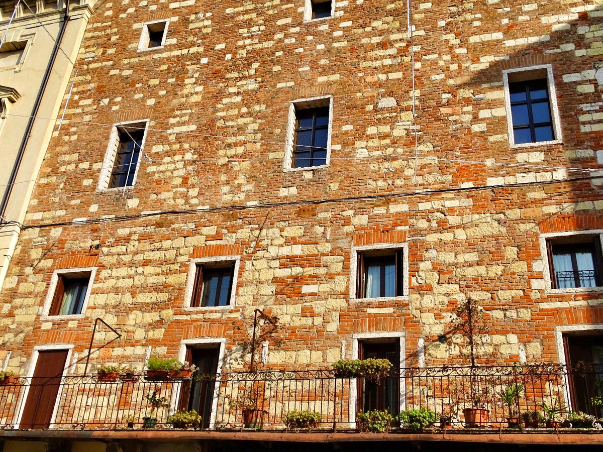 IvanaTurkovi1's tweet photo. Remembering #Verona 🌹🌹🌹

----> https://t.co/MZXX38UTPm

#photography #Italy #TravelTuesday #travelphotography #traveling #europe #travelbloggers #travelblog #bloggers #street #architecture #streetphotography https://t.co/OcDDmriQt0