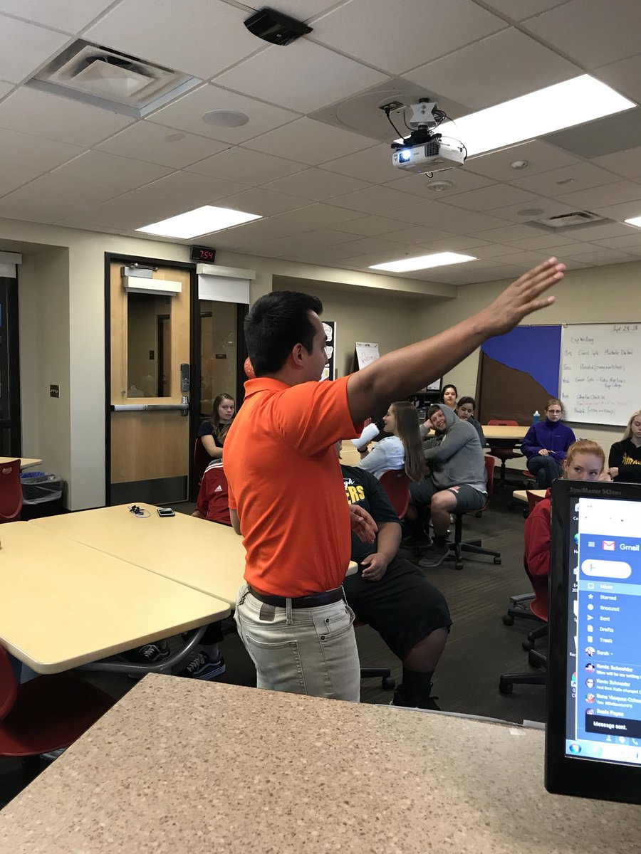 slefebreHHS's tweet image. HHS 2011 Graduate Pedro Martinez shares his story to our Seniors! #firstgenerationcollegestudent #HPSProud @HopeCollege