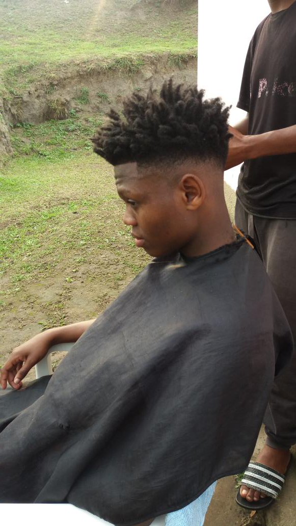 KiddOne_SA's tweet photo. Anx To My Hair Dresser @Ntokozo Behind Me For The New #HairCutt👌 https://t.co/4UJrT9ZoIx