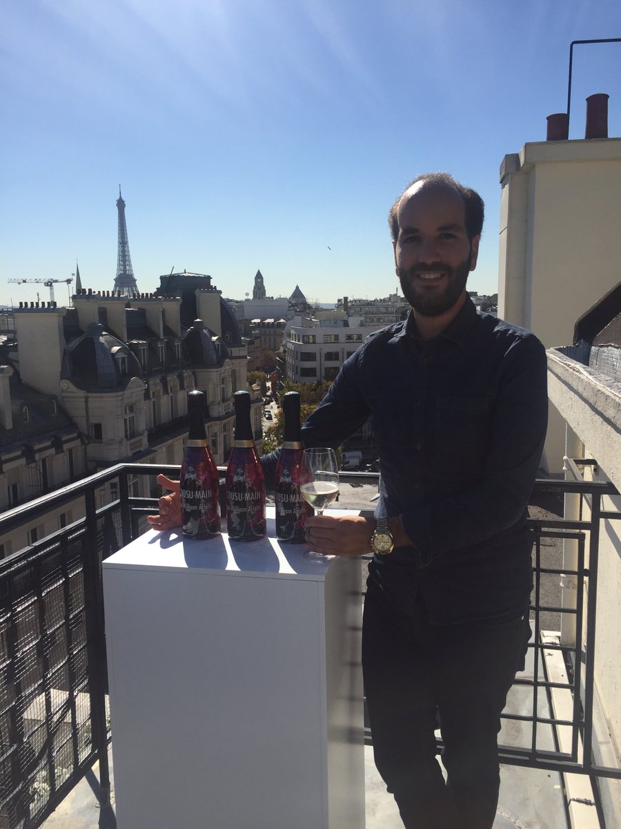 cave_turckheim's tweet photo. Suna Moya &amp; Victor découvrent et apprécient Cousu-Main par William Arlotti, créé à quatre mains avec notre œnologue Michel Lihrmann de la Cave de Turckheim - Lancement de notre nouveau crémant so glamour et couture #cdtfwa #cavedeturckheim #williamarlotti  #drinkalsace https://t.co/DEJ1b5eddt