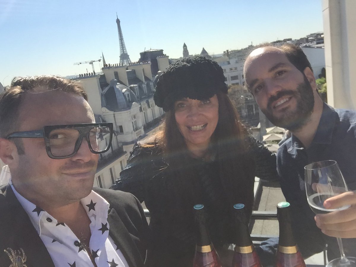 cave_turckheim's tweet photo. Suna Moya &amp; Victor découvrent et apprécient Cousu-Main par William Arlotti, créé à quatre mains avec notre œnologue Michel Lihrmann de la Cave de Turckheim - Lancement de notre nouveau crémant so glamour et couture #cdtfwa #cavedeturckheim #williamarlotti  #drinkalsace https://t.co/DEJ1b5eddt