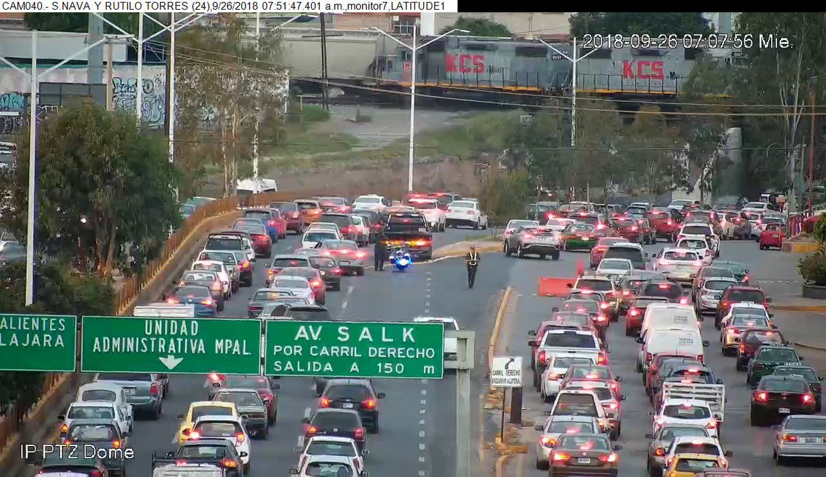 Un accidente por alcance provoca tránsito lento en Av. Salvador Nava próximo a Puente PEMEX con dirección a Lomas. 
Policía Vial está en el lugar de los hecho y desciende a las unidades involucradas a lateral de SNM y Grito de Dolores.