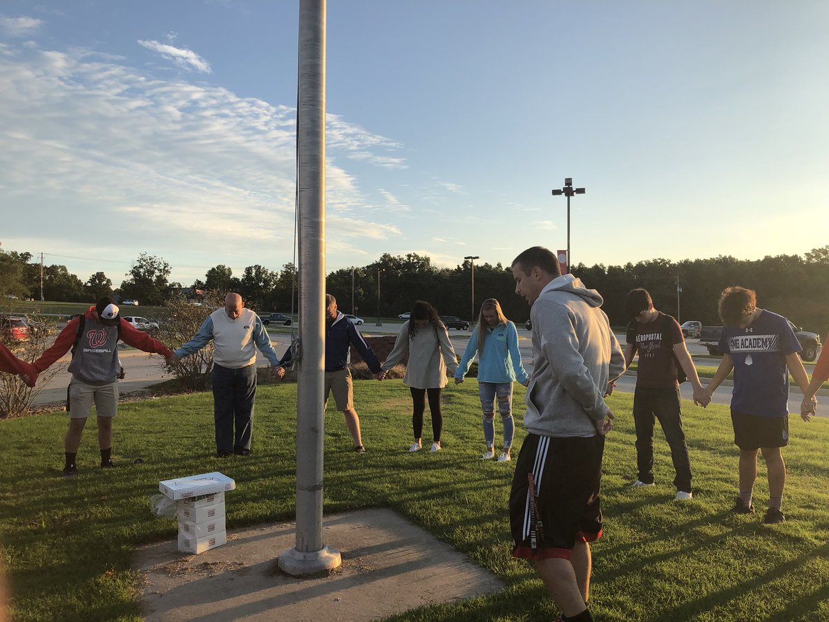 ReedsSpringFCA's tweet image. See You at the Pole this morning- What a blessing!
#HowGreatIsOurGod
@SOCentralMOFCA @ReedsSpringHS