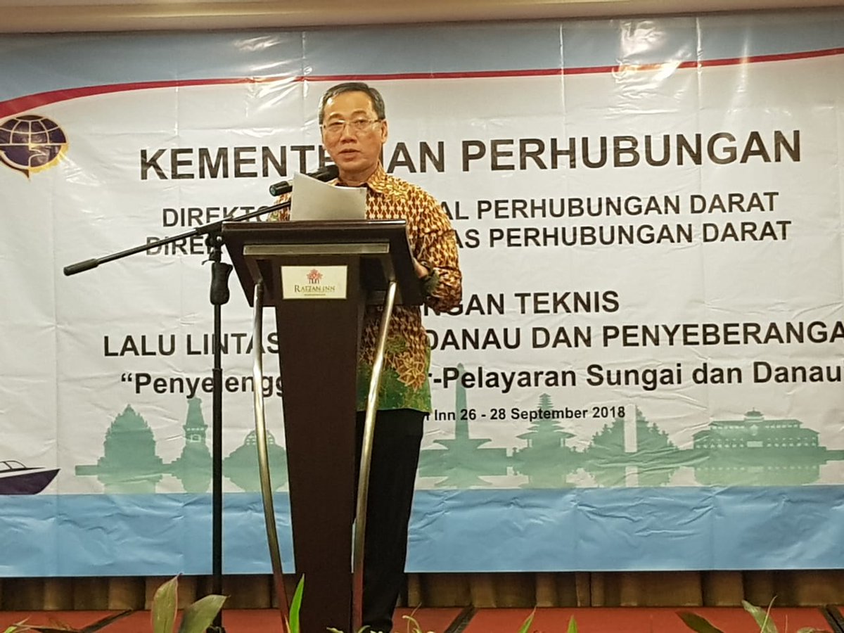 DitlantasPhbd's tweet photo. Giat Bapak Direktur Lalu Lintas Perhubungan Darat pada Pembukaan Bimbingan Teknik Bidang Lalu Lintas Sungai Danau dan Penyeberangan Tahun 2018 di Banjarmasin, Kalimantan Selatan, tanggal 26 - 28 September 2018. https://t.co/n995zwracV