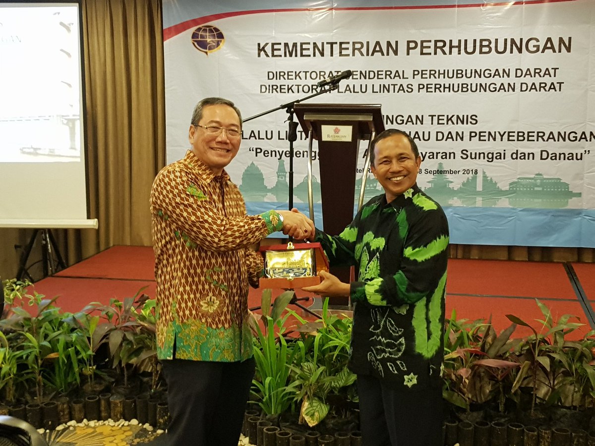 DitlantasPhbd's tweet photo. Giat Bapak Direktur Lalu Lintas Perhubungan Darat pada Pembukaan Bimbingan Teknik Bidang Lalu Lintas Sungai Danau dan Penyeberangan Tahun 2018 di Banjarmasin, Kalimantan Selatan, tanggal 26 - 28 September 2018. https://t.co/n995zwracV