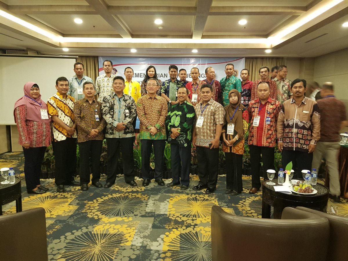 DitlantasPhbd's tweet photo. Giat Bapak Direktur Lalu Lintas Perhubungan Darat pada Pembukaan Bimbingan Teknik Bidang Lalu Lintas Sungai Danau dan Penyeberangan Tahun 2018 di Banjarmasin, Kalimantan Selatan, tanggal 26 - 28 September 2018. https://t.co/n995zwracV