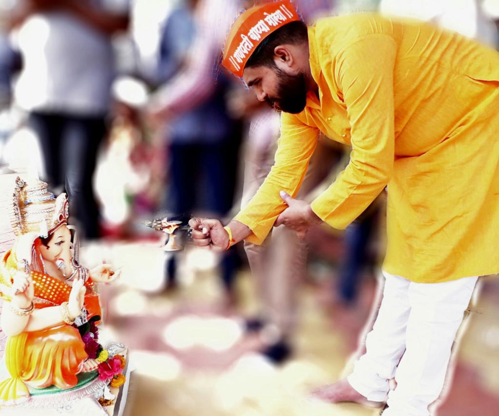 S4NDY07's tweet photo. "बळ दे झुंजायाला किरपेची ढाल दे, गणपती बाप्पा मोरया पुढल्या वर्षी लवकर या...😢🙏😳
#GanpatiBappaMoraya #Ganpati2018 #BappaMaza #Visarjan #Nirop #Ganeshotsav #Emotions https://t.co/BsgShaYlBM