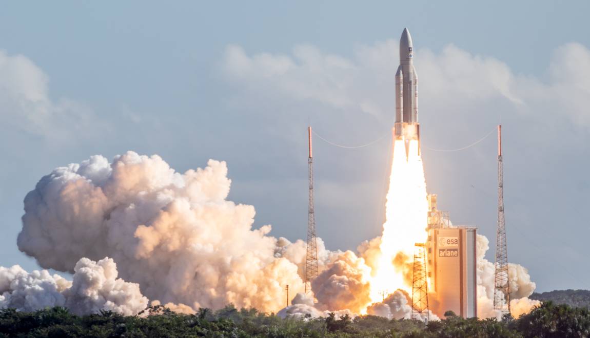 france_espagne's tweet photo. #agencespatiale 🇫🇷🚀 La fusée européenne Ariane 5 a réussi son 100e lancement ! 🇪🇸🚀¡El cohete europeo Ariane 5 ha logrado su centésimo lanzamiento! https://t.co/YIWHrnf53x