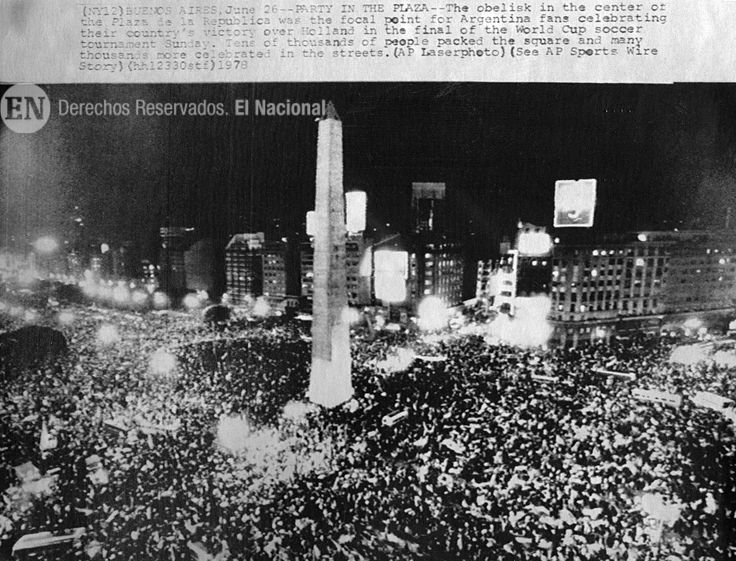 Argentina 78 على تويتر: &quot;Después de la final, el público argentino salio a  festejar. El obelisco, como se ve en esta foto, colmado de gente por la  victoria Argentina. Argentina era Campeón