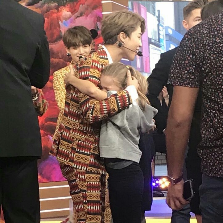 mannguyen93's tweet photo. #BTSonGMA
Khi em ấy gặp gỡ được thần tượng của mình 🤗
@BTS_twt https://t.co/QYmYRyWjGQ