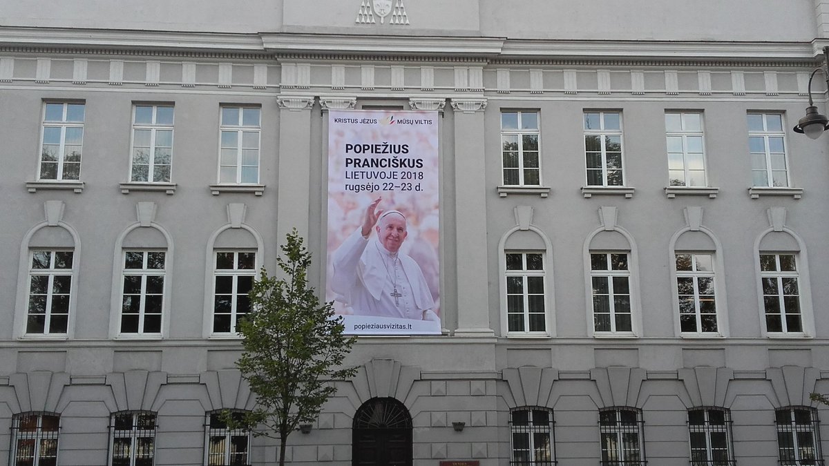 VaniaDeLuca's tweet photo. Partenza da Vilnuois con speciale #PopeinBaltics per @RaiNews https://t.co/NNY9C8utd9 https://t.co/E1qiYXSv4J