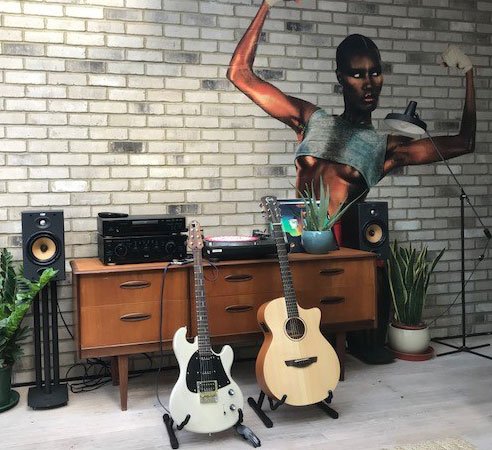 FaithGuitars's tweet photo. . @islandrecordsuk artist writing studio complete with a Naked Venus
#studioland #islandrecords #islandrecordsuk #london #recordcompany #recording #faithguitars #faithnaked #faithvenus #shergoldguitars #fairbanksendorsements @IslandRecords @FairbanksARltd @ShergoldGuitars https://t.co/6hNnD4UG1B