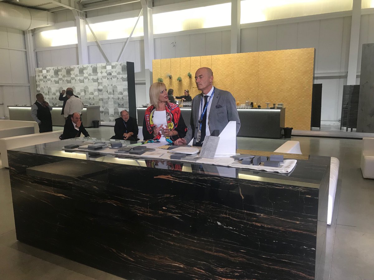 FTaroz's tweet photo. In streaming da BT SPACE a Fiorano sullo schermo dello stand in fiera Tecnargilla di Rimini . Ing Bianchini di SITI-BT illustra i prodotti UNICI realizzati con tecnologia SUPERA . La unica vera vena passante e tanto altro ! https://t.co/FIMCfxazgT