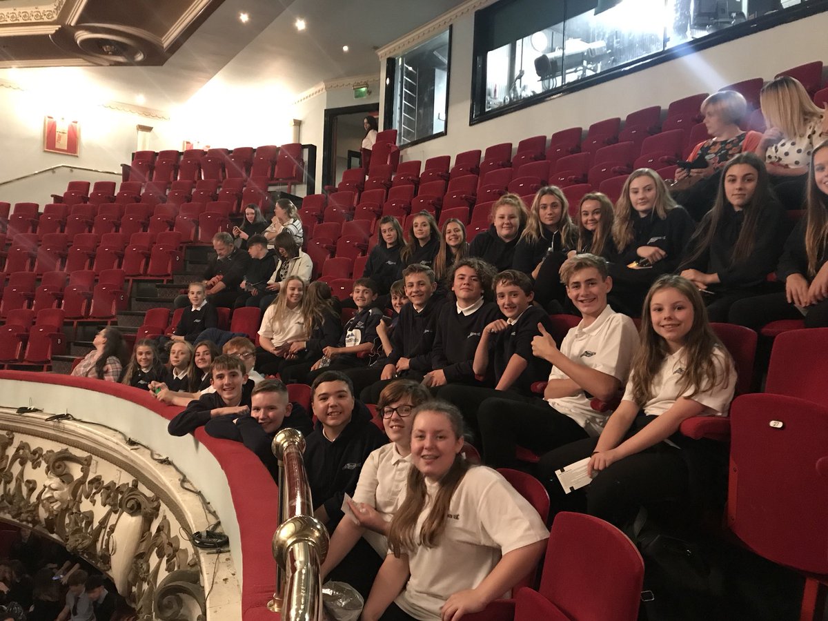 Disgyblion yn eiddgar yn aros ir sioe gychwyn!! #brodyrgwaed#theatrygrand#edrychymlaen#fefydddagrau
Pupils looking forward to the show!!  #bloodbrothers#grandtheatre#eager#therewillbetears