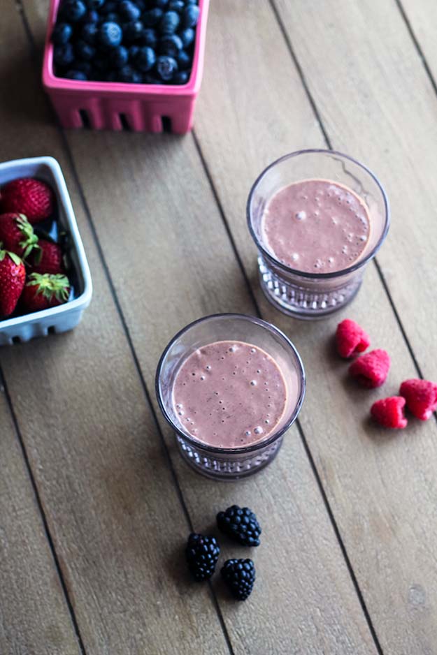 I know everyone is all about the #PSL right now but the heatwave over here makes me want a Mixed Berry Smoothie! bit.ly/2zwcsRb #newrecipe #smoothie