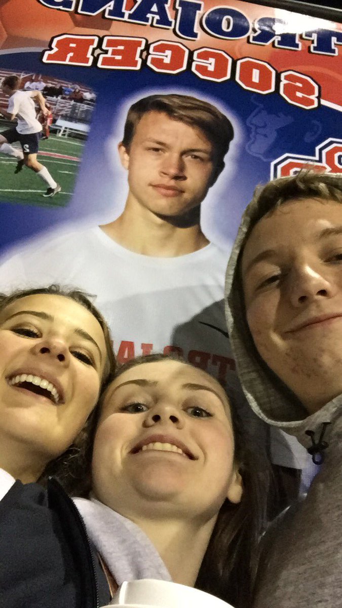 DanMurrray's tweet photo. Happy birthday ry guy to fly! I hope you slip and fall today and i hope nothing goes your way!😘 https://t.co/2b2EszEGb4