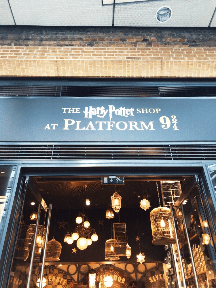 Harry_Potter_TM's tweet photo. "No sé qué regalarte" 

Yo: https://t.co/k0GgqLOpJ0