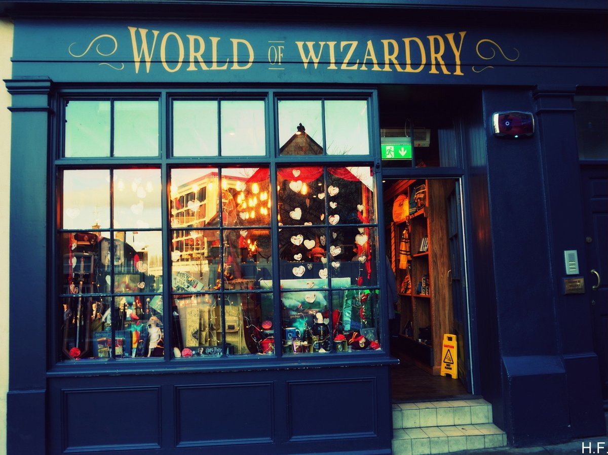 Harry_Potter_TM's tweet photo. "No sé qué regalarte" 

Yo: https://t.co/k0GgqLOpJ0