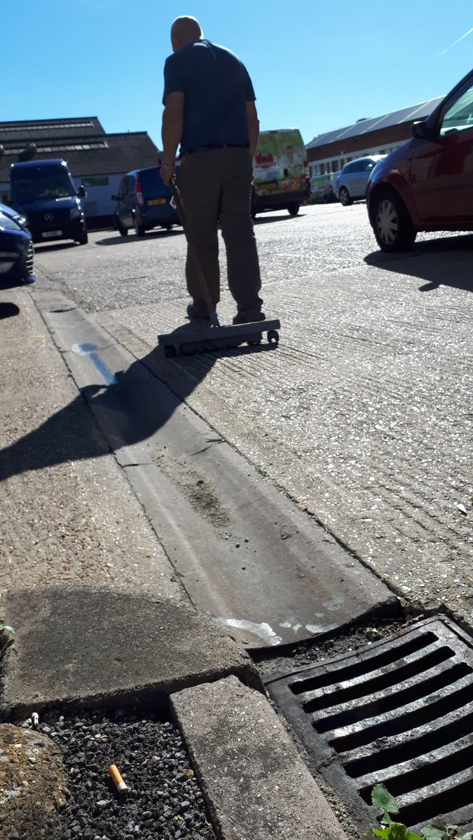 katesfxmakeup's tweet photo. Omg the car park guy, genius invention.... magnets underneath with wheels on a stick handle to pick up nails and sharp metal things. #car  #nomorepunctures https://t.co/amNg3kH411