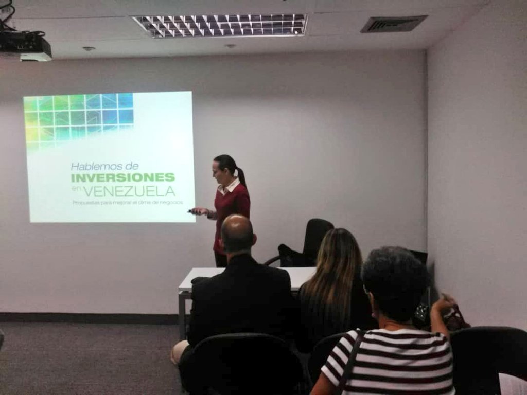 CAVECOL's tweet photo. Nos acompaña la Econ. Litzay Guerrero de @CONAPRI con el tema "Hablemos de Inversiones en Venezuela, propuestas para mejorar el clima de negocios: capítulo costos de comercio exterior".
#CAVECOL #ComLogistica #Logistica https://t.co/CaSRZabIT0